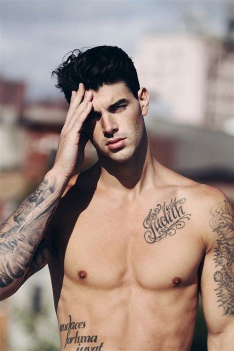 hombres tatuados desnudos|Hombre Masculino Tatuado